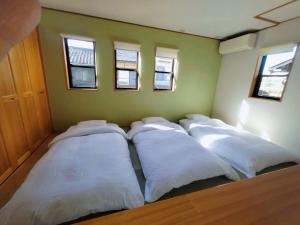 Rúm í herbergi á 京都站750米 交通便利 适合2-4位居住 独栋民居 京旅小築