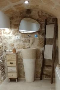 een badkamer met een wastafel, een ladder en een plank bij Casa Perricci - short lets - Monopoli (BA) in Monopoli