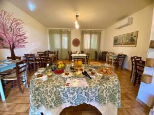una sala da pranzo con tavolo e cibo di Villa Gaia a Portoferraio