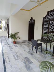 - un salon avec une table et une chaise dans l'établissement Rani Villa Family HomeStay, à Varanasi