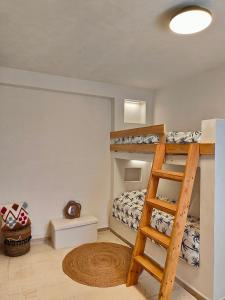 um quarto com 2 beliches e uma escada em Villa Nour Kélibia em Kelibia