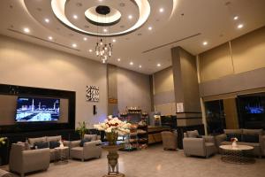una hall con sala d'attesa con sedie e televisore di فندق بلانتي a Medina