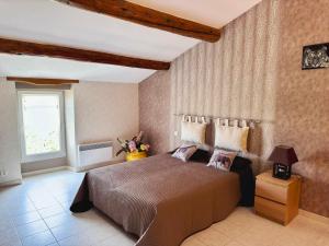 Un dormitorio con una cama grande y una ventana en Loca-Moulins, en Saze