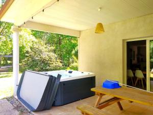 Foto sihtkohas Montech asuva majutusasutuse Le Parc Jean Édouard - Spa avec jacuzzi privé - Superbe villa 4 chambres - 9 couchages - 6 lits - Poêle - Parking - Climatisation réversible- Terrasse ombragée et grand jardin galeriist