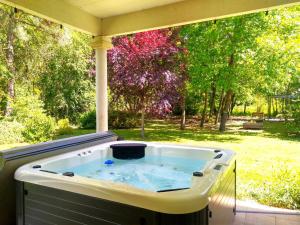 Aed väljaspool majutusasutust Le Parc Jean Édouard - Spa avec jacuzzi privé - Superbe villa 4 chambres - 9 couchages - 6 lits - Poêle - Parking - Climatisation réversible- Terrasse ombragée et grand jardin