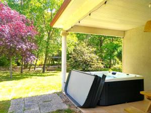 Aed väljaspool majutusasutust Le Parc Jean Édouard - Spa avec jacuzzi privé - Superbe villa 4 chambres - 9 couchages - 6 lits - Poêle - Parking - Climatisation réversible- Terrasse ombragée et grand jardin