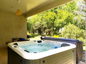 Foto sihtkohas Montech asuva majutusasutuse Le Parc Jean Édouard - Spa avec jacuzzi privé - Superbe villa 4 chambres - 9 couchages - 6 lits - Poêle - Parking - Climatisation réversible- Terrasse ombragée et grand jardin galeriist