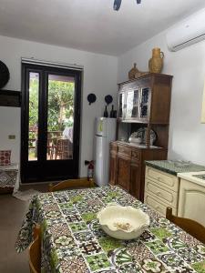 ピエディモンテ・エトネーオにあるAgriturismo Etna-Mareのキッチン(テーブル、皿付)