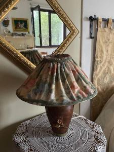 een lamp op een tafel in een kamer bij Agriturismo Etna-Mare in Piedimonte Etneo