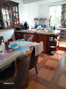 eine Küche mit einem Tisch und einer Arbeitsplatte in der Unterkunft AppVilla in Rose Belle