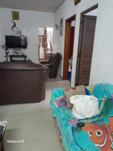 ein Wohnzimmer mit einem Sofa und einem TV in der Unterkunft AppVilla in Rose Belle