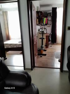 mit Blick auf ein Wohnzimmer mit einem Stuhl und einem Spiegel in der Unterkunft AppVilla in Rose Belle