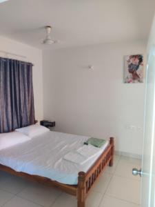 - une chambre avec un lit dans l'établissement Laasya Comforts, à Mangalore