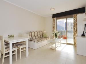 een woonkamer met een bank en een tafel bij Apartamentos Larimar Unitursa in Calpe