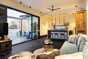 The Hanging Villa في جايبور: غرفة معيشة مع أريكة وتلفزيون