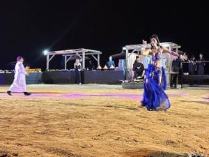 un groupe de personnes dansant à un spectacle dans l'établissement El Gouna holiday home A F, à Hurghada
