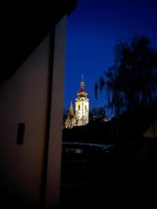 un edificio con una torre dell'orologio di notte di Útulný apartmán v historickém centru města Písek a Písek
