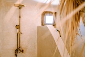 La salle de bains est pourvue d'une cabine de douche et d'une fenêtre. dans l'établissement Villa Madame Babouche, chambre Fériel, SdB privative, à Oulad el Madani