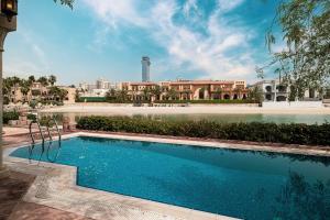 Beachfront Dubai Villa for 10 Guests with Full Kitchen & View