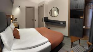 Llit o llits en una habitació de ROİ HOTEL İZMiR