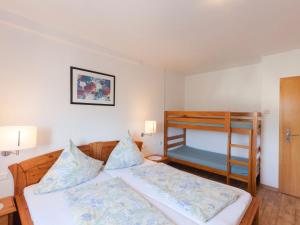 ein Schlafzimmer mit einem Bett und einem Etagenbett in der Unterkunft Cosy apartment in Hallenberg near centre in Hallenberg