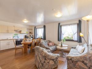 sala de estar con 2 sofás y cocina en Cosy apartment in Hallenberg near centre en Hallenberg
