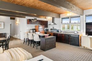 Кухня или мини-кухня в Ptit - 3 bedroom 2 bath Waterfront Oasis
