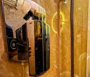 eine Person, die ein Selfie in einem Badezimmerspiegel nimmt in der Unterkunft Deepalay Heritage room2 in Kalkutta