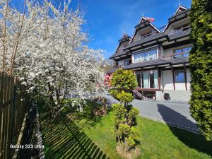 Ogród w obiekcie GÓRALSKA VILLA APARTAMENTY Z JACUZZI & HOME SPA & Zakopane