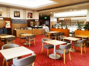restauracja ze stołami, krzesłami i ladą w obiekcie Yokote Central Hotel w mieście Yokote