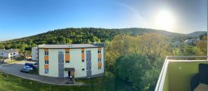 una vista aerea di un edificio con una montagna sullo sfondo di Apartmán Ľaliová Bardejovské kúpele a Bardejov