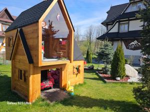 Ogród w obiekcie GÓRALSKA VILLA APARTAMENTY Z JACUZZI & HOME SPA & Zakopane