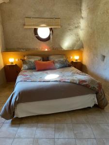 מיטה או מיטות בחדר ב-Moulin de l’Arcas