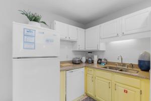 Steps to Sand l Ocean views l Smart TVs l Pool的厨房或小厨房