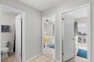 Steps to Sand l Ocean views l Smart TVs l Pool的一间浴室