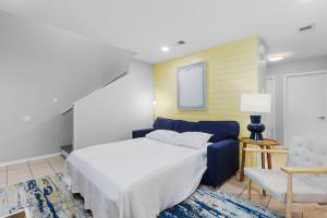 Steps to Sand l Ocean views l Smart TVs l Pool客房内的一张或多张床位
