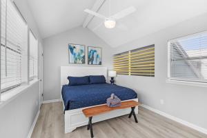 Steps to Sand l Ocean views l Smart TVs l Pool客房内的一张或多张床位