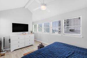 Steps to Sand l Ocean views l Smart TVs l Pool的电视和/或娱乐中心