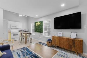 Steps to Sand l Ocean views l Smart TVs l Pool的厨房或小厨房