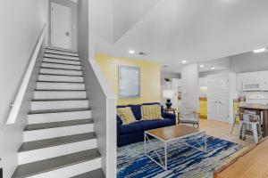 Steps to Sand l Ocean views l Smart TVs l Pool的休息区