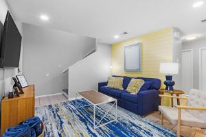 Steps to Sand l Ocean views l Smart TVs l Pool的电视和/或娱乐中心