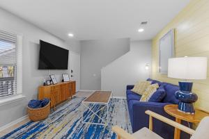 Steps to Sand l Ocean views l Smart TVs l Pool的电视和/或娱乐中心
