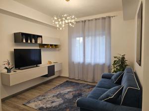 un soggiorno con divano blu e TV di Holiday home Endless Summer - Amalfi Coast a Maiori