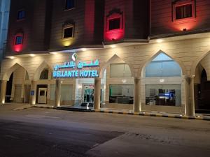 un edificio con un cartello sulla facciata di فندق بلانتي a Medina