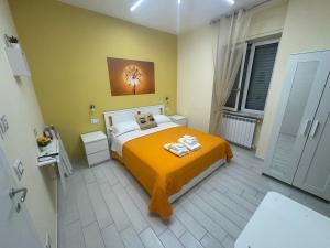 a bedroom with a bed with towels on it at La spiaggia b&b in Castellammare di Stabia