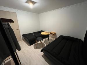 - un salon avec un lit et une table dans l'établissement green house room 103, à Séoul