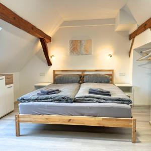 1 dormitorio con 1 cama con marco de madera en Gasthaus Bomsdorf - Ruhe auf dem Land 