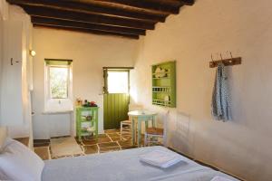 A bed or beds in a room at Alisideri Studios
