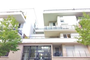 ein Apartmenthaus mit Balkon davor in der Unterkunft Charmant studio à 15 min de Paris in Juvisy-sur-Orge