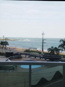 Výhled na bazén z ubytování APTO 2QTOS SUIT FRENTE MAR DE ITAPOÃ VILA VELHA ES BRASIL nebo okolí